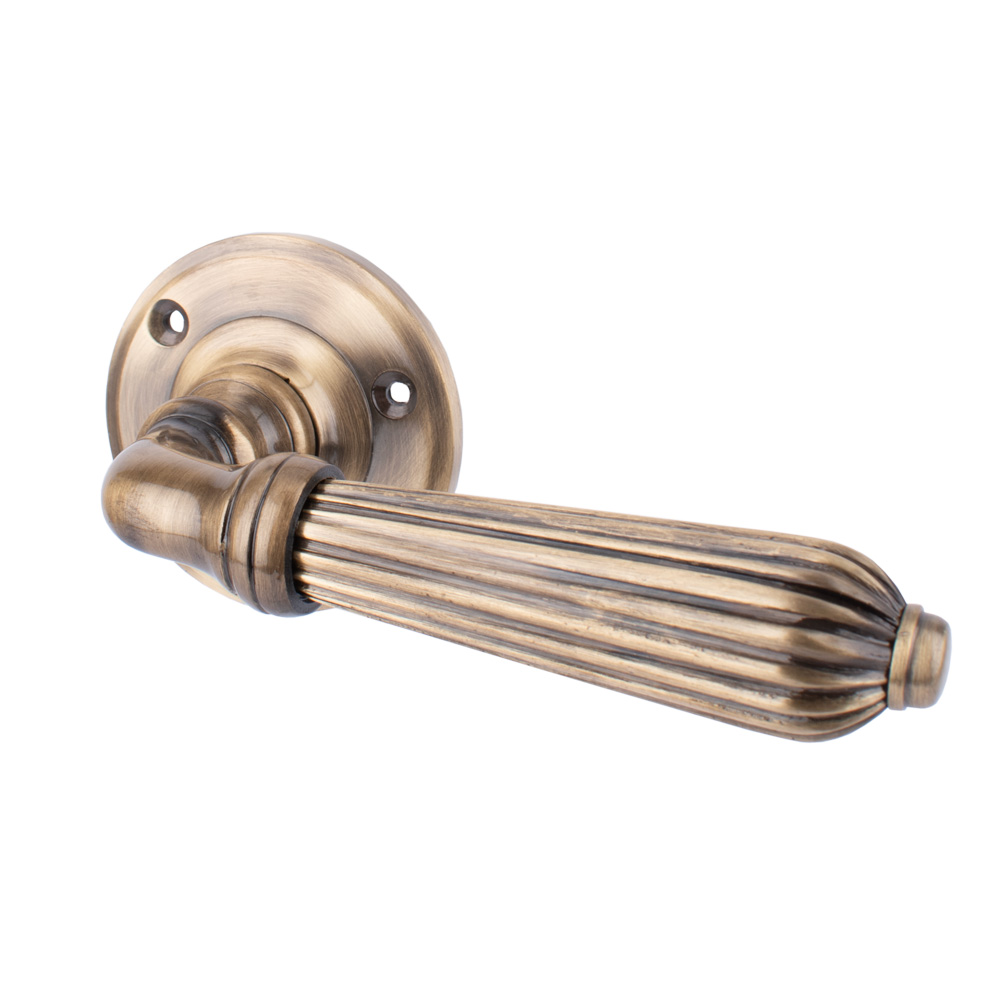 Dart Heavy Cast Brass Reeded Lever - Un Sprung on a Plain Round Rose (Sold in Pairs) - Antique Brass